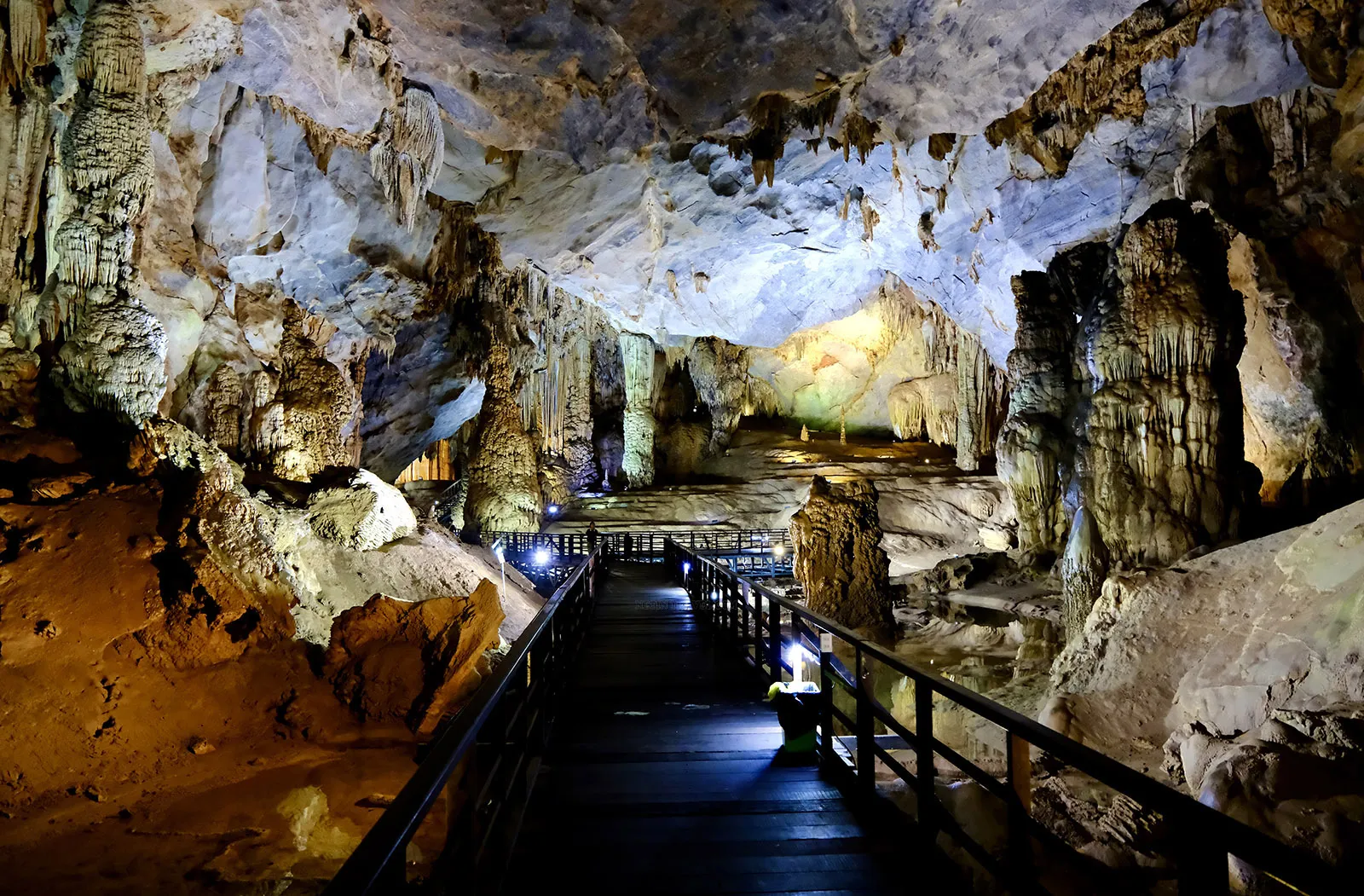 Paradise Cave and Dark Cave Tour