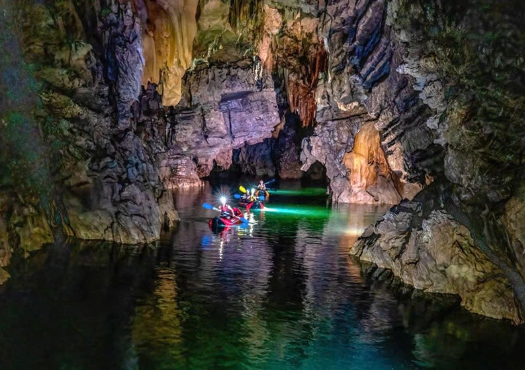 Paradise Cave and Dark Cave Tour